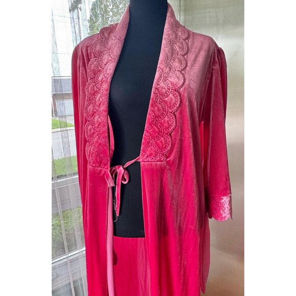 Vintage 80s robe, raspberry pink velvet, stitched scalloped lapels & cuffs, tie - Picture 5 of 9